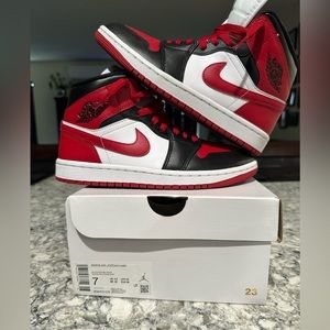 Nike Air Jordan 1 Retro Mid WMNS “Bred Toe” 2022